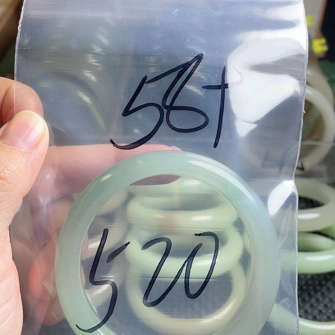 未镶嵌手镯石英岩玉
