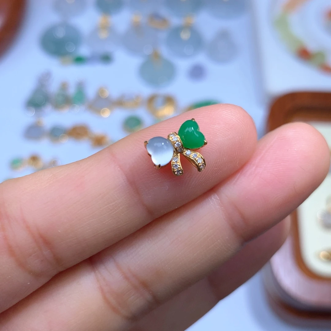 翡翠18K金镶嵌颈饰蝴蝶结