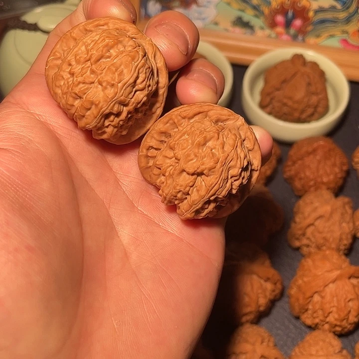 文玩核桃吊坠球白狮子