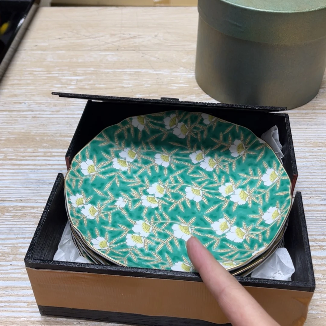 瓷片密密麻麻地排列着一个