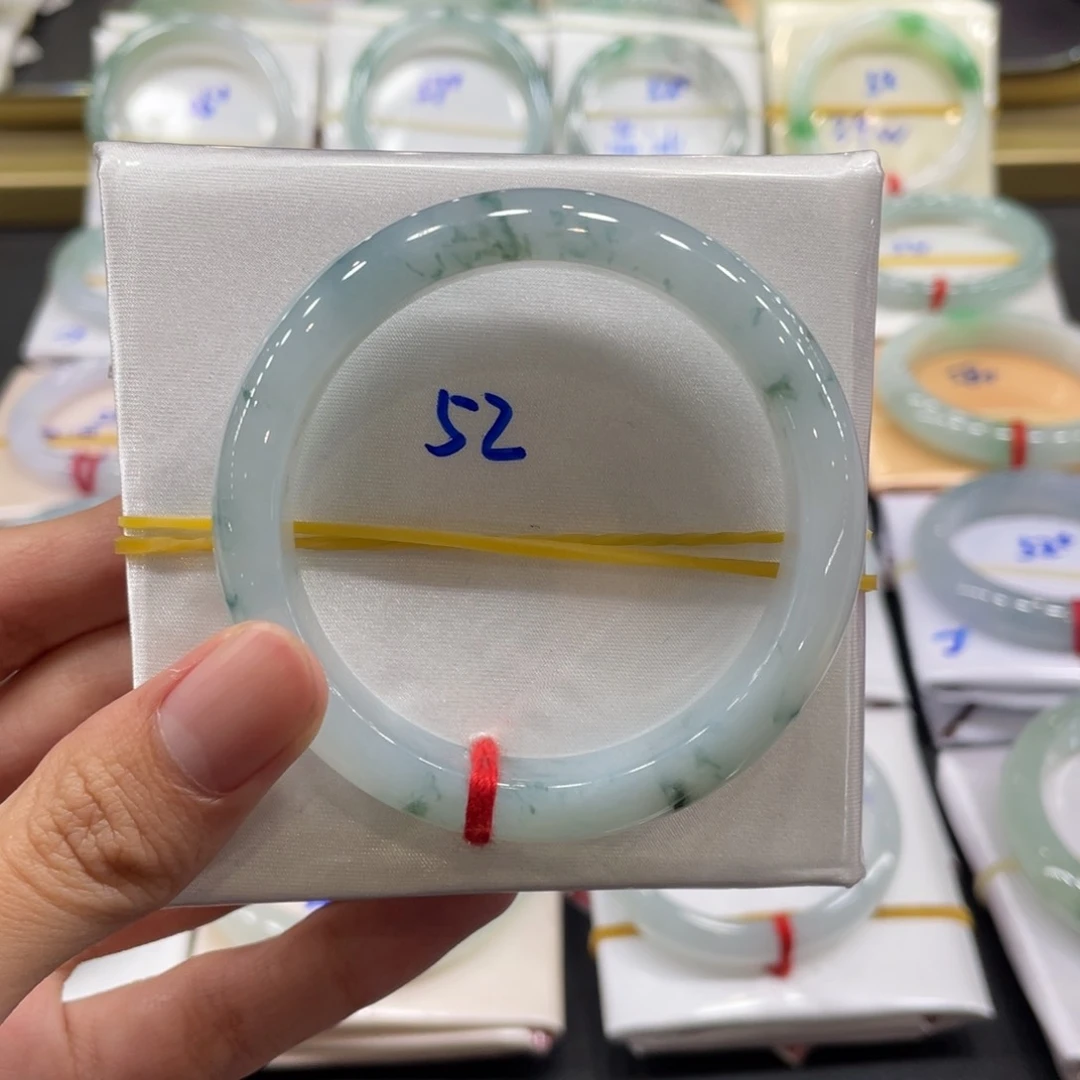 翡翠手镯未镶嵌翡翠手镯