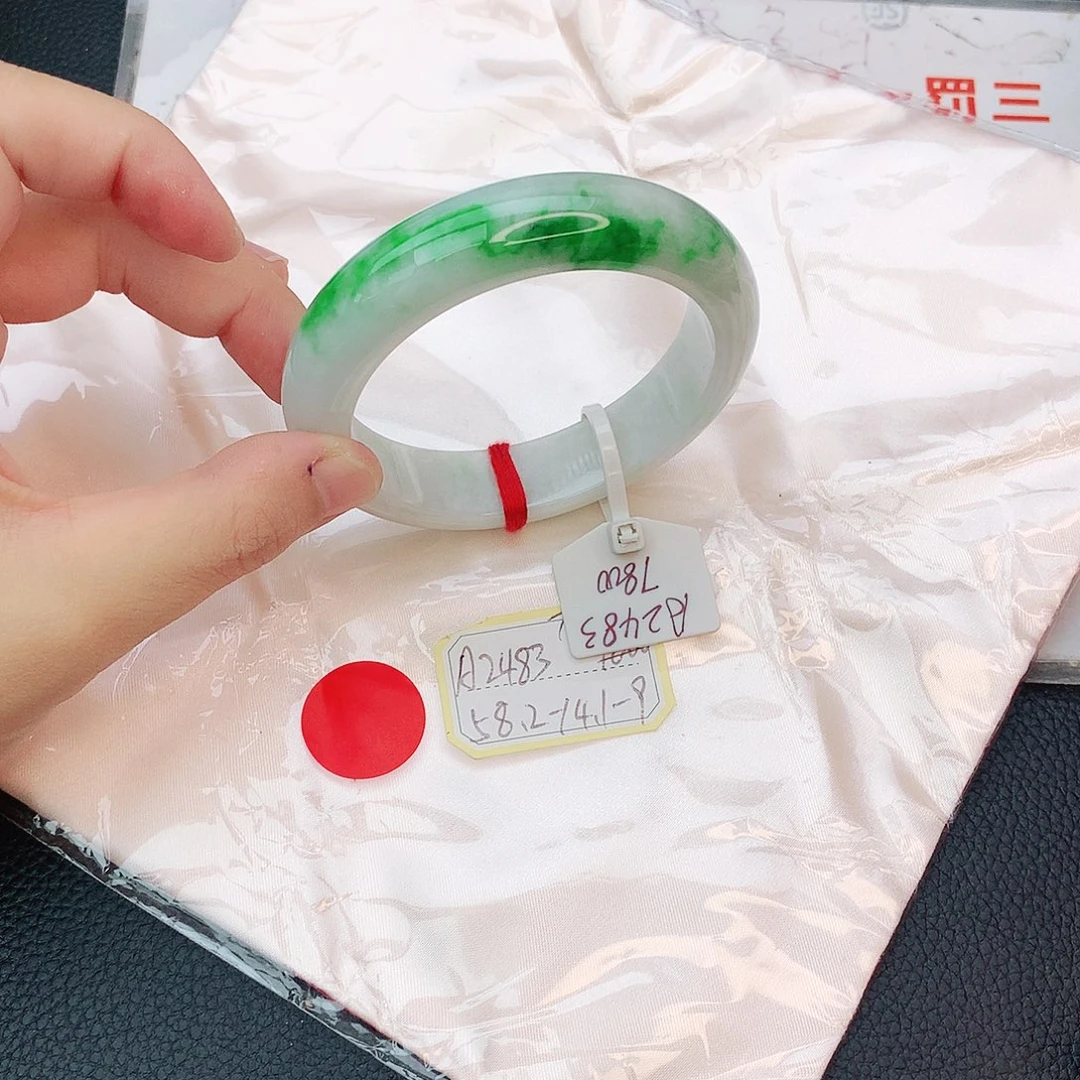 翡翠手镯未镶嵌翡翠