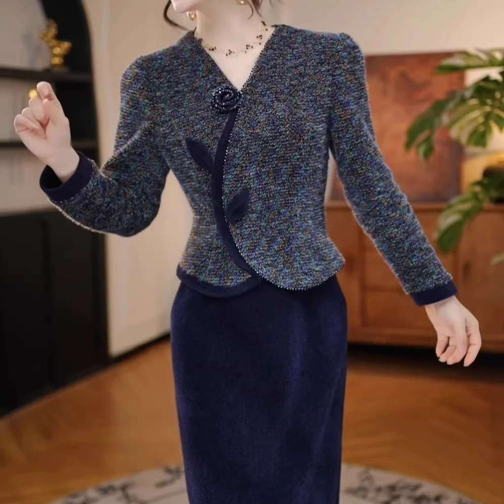 高端轻奢收腰V领连衣裙女2025冬季新款显瘦遮肉假两件中长款裙子