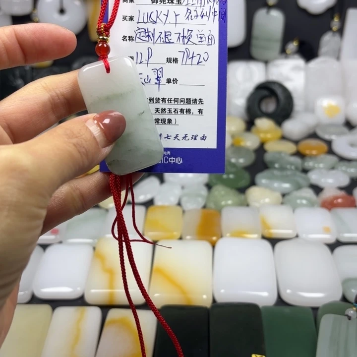 L***Y石英质玉（金丝玉）未镶嵌颈饰