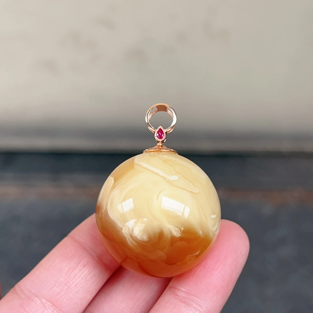 31mm俄料奶咖蜜糖红圆珠锁骨吊坠，18k金扣头，17.6克