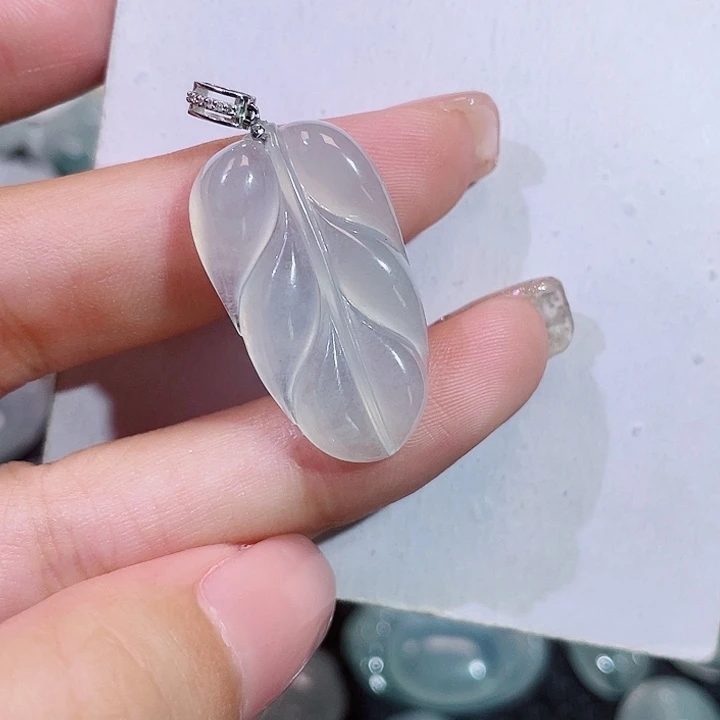翡翠18K金镶嵌颈饰叶子