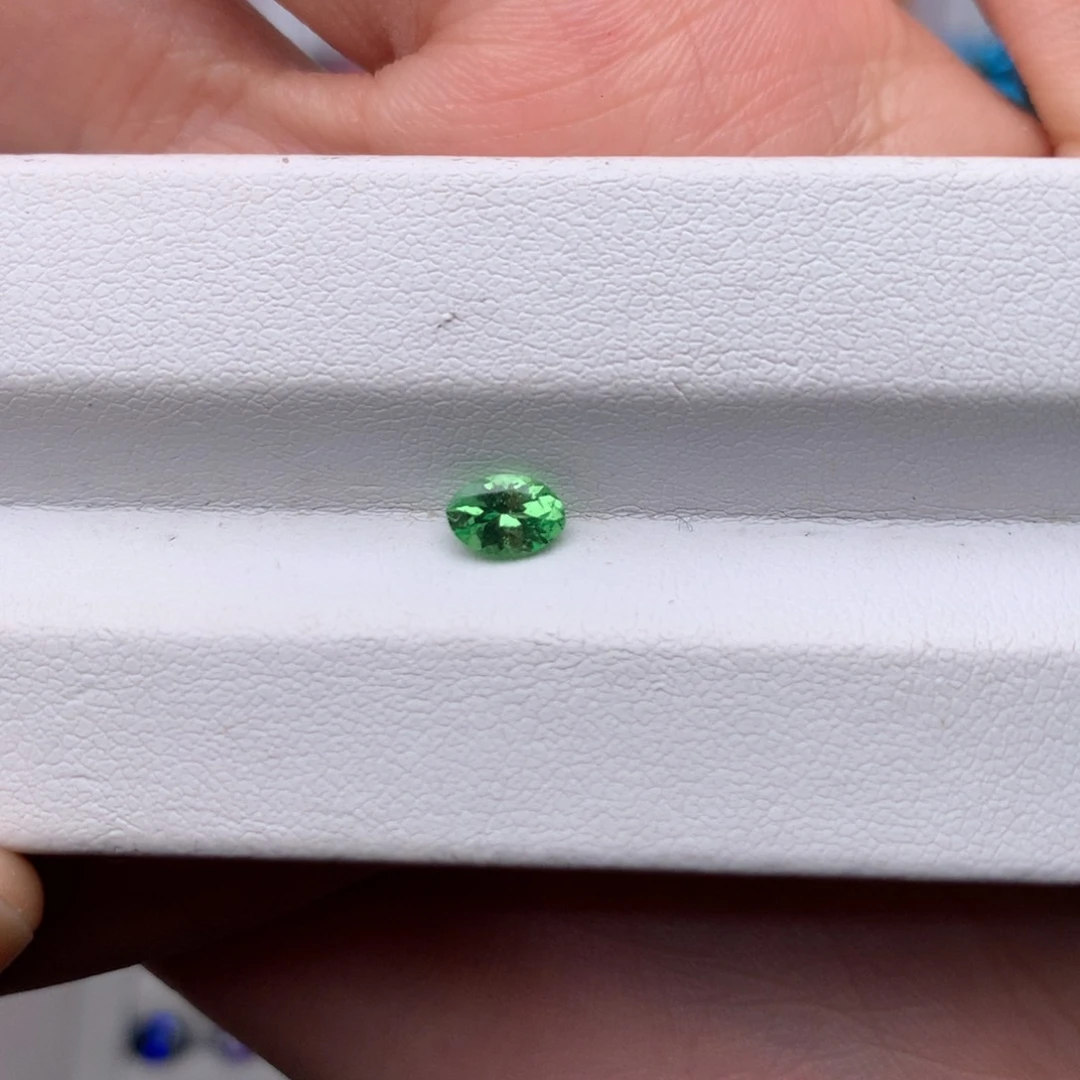 未镶嵌裸石石榴石（沙弗莱）4×6