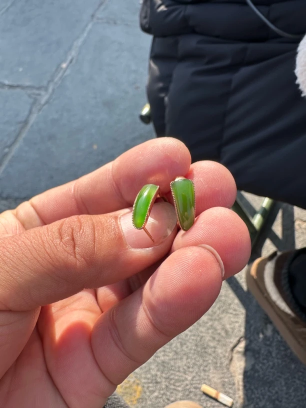 俄料碧玉和田玉苹果绿设计款的耳坠，低调奢华并存