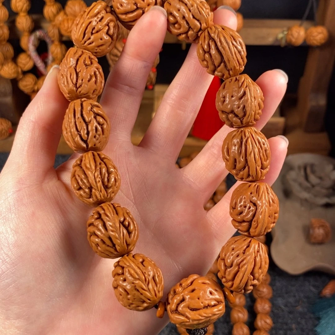 吊坠桃核桃枭手持