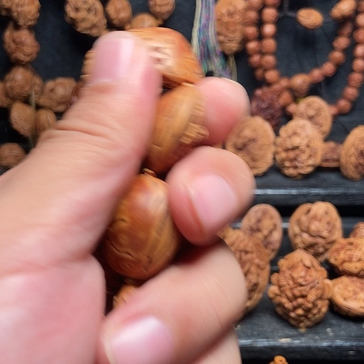 哈***意桃核浮雕一个手串