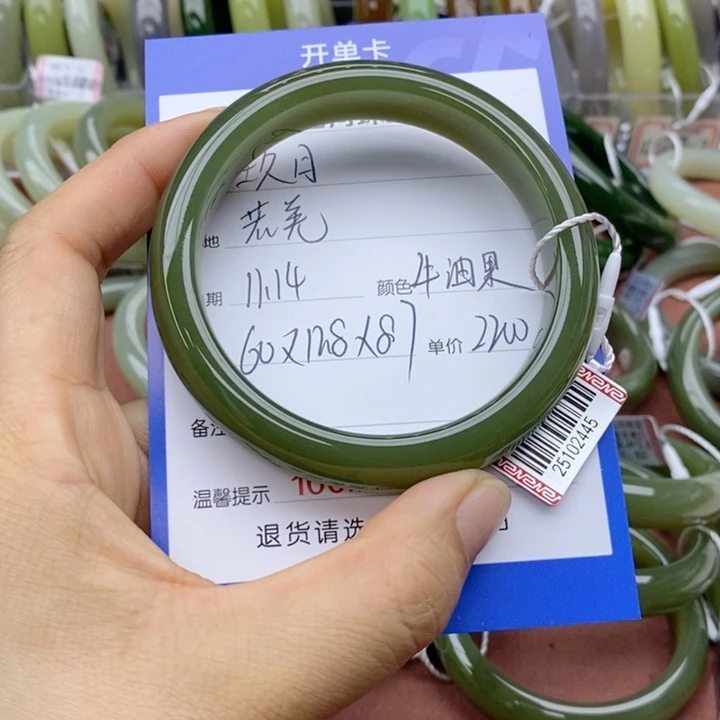 玖***月和田玉未镶嵌手镯