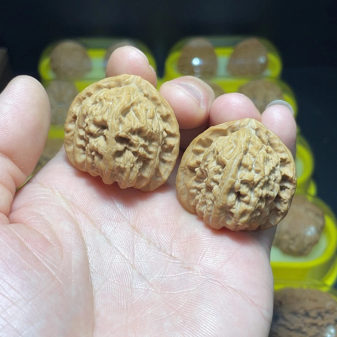 4***6文玩核桃吊坠38尺三角白