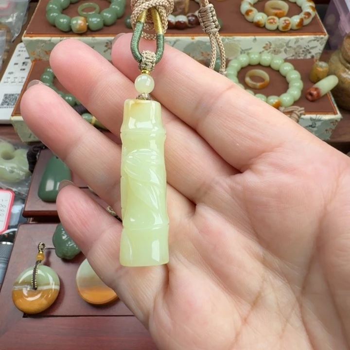 颈饰未镶嵌岫岩老玉（透闪石质玉）