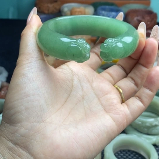 石英质玉未镶嵌雕花手镯