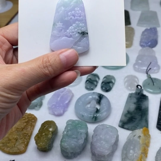 翡翠未镶嵌胸饰山水牌