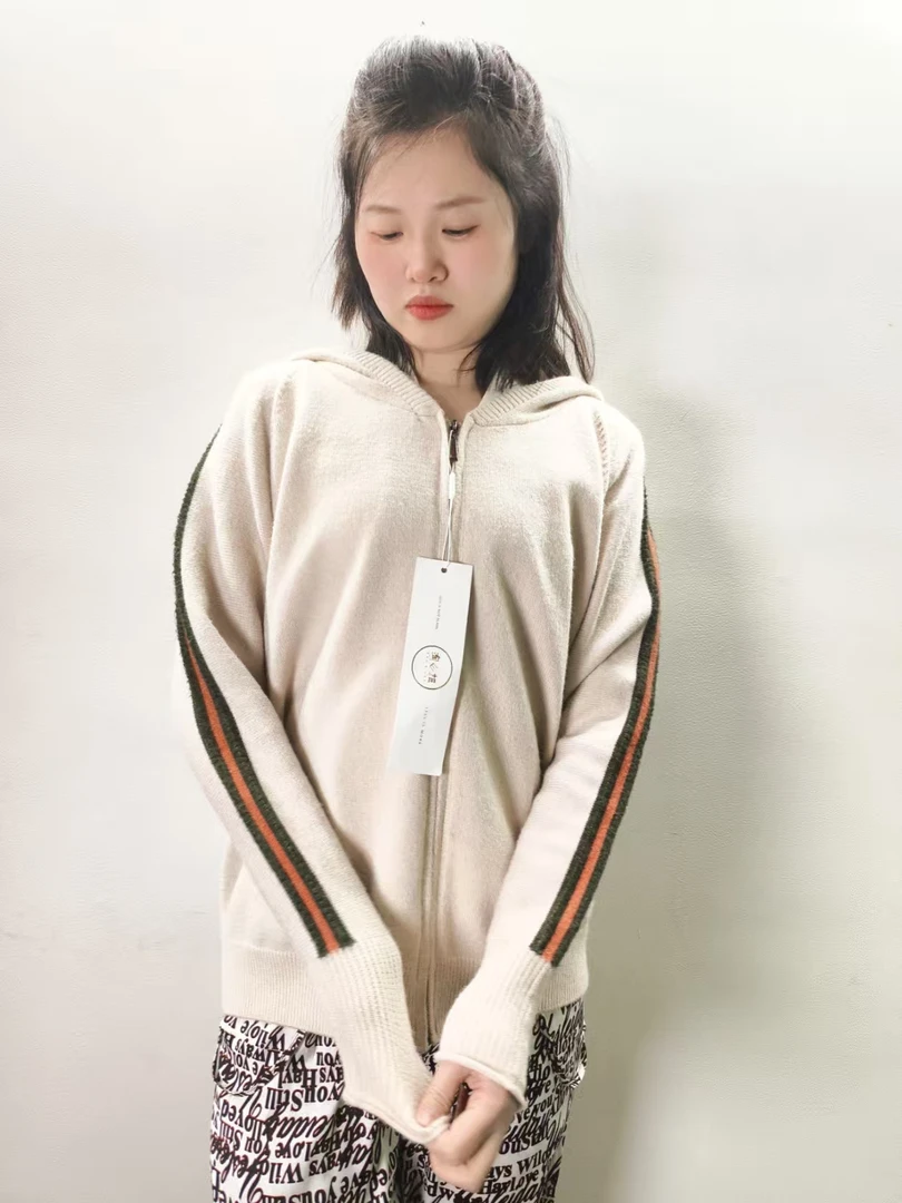 W413  休闲针织衫140斤可穿  默认微瑕 无运费险 接受不了勿拍