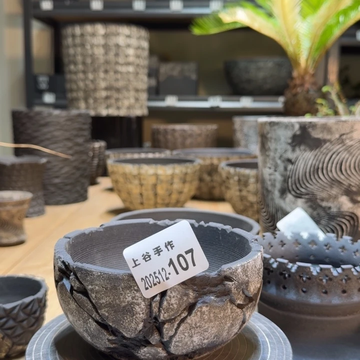 黑陶内口12.5高7无釉爆裂纹