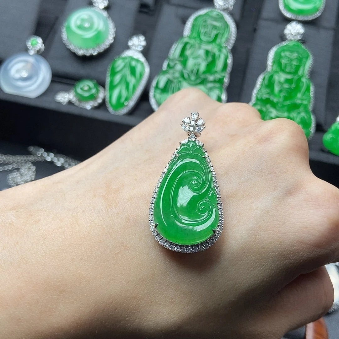 18K金镶嵌翡翠耳饰