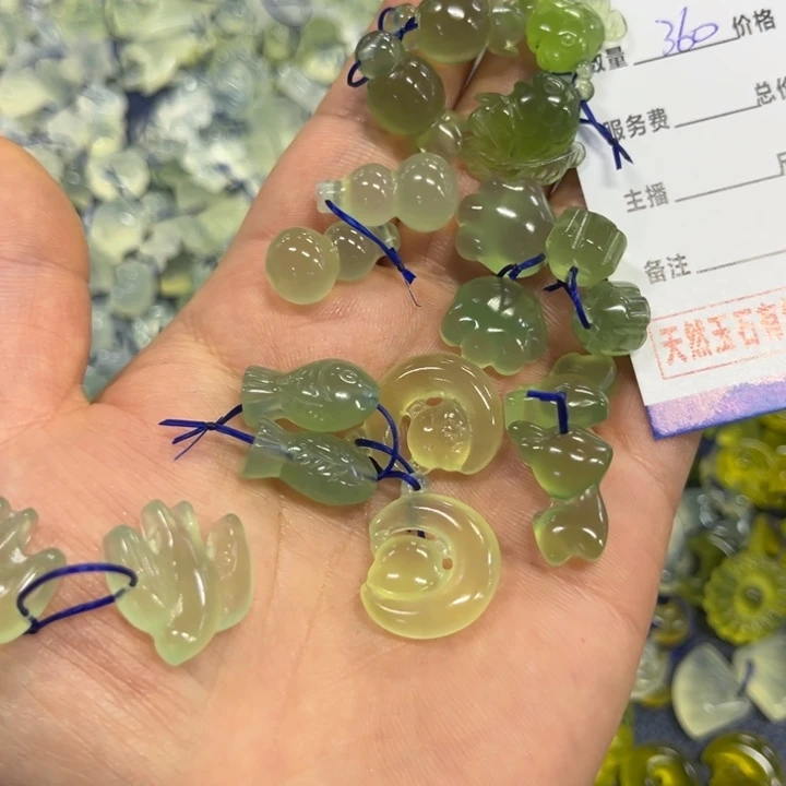 蛇纹石玉吊坠合金来****叶