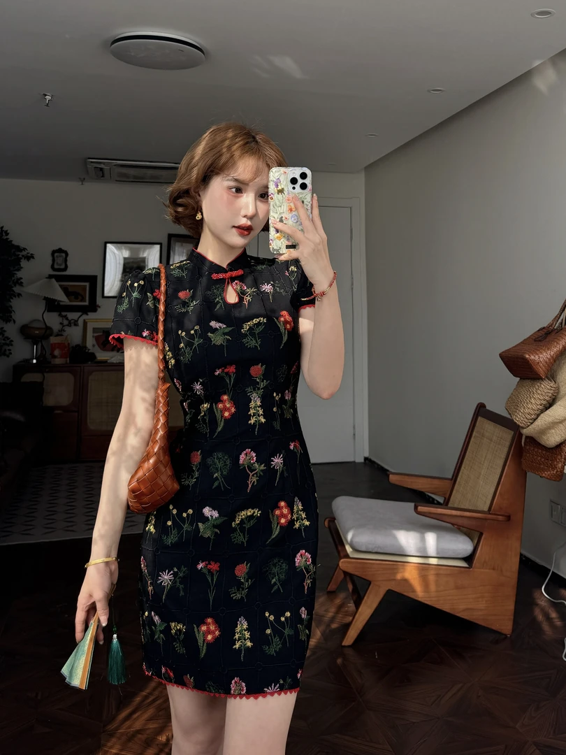 蕾英俊-花城秘境-夏季法式复古立领植物刺绣收腰气质连衣裙JF6150