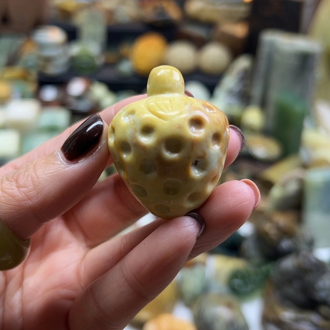 岫玉未镶嵌颈饰辽阳料草莓有个小眼