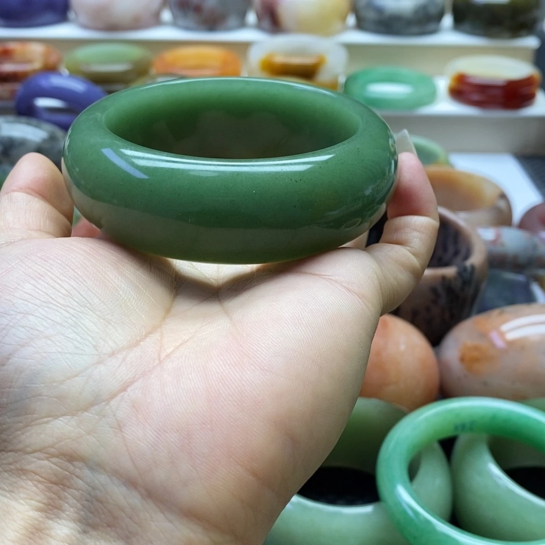 石***石英质玉未镶嵌手镯