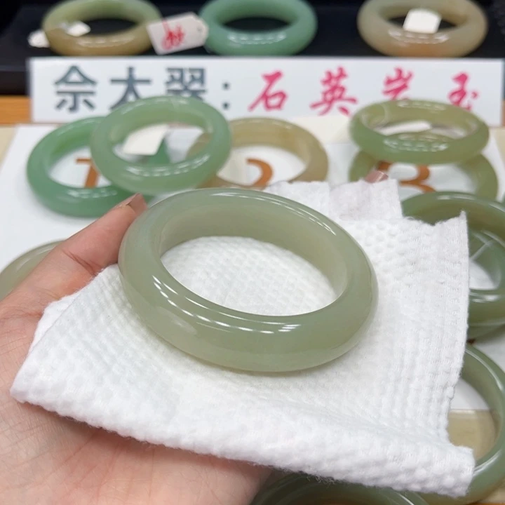 未镶嵌手镯石英质玉花***?