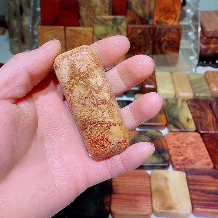 斯***撒香榧木木质哈把玩件55888