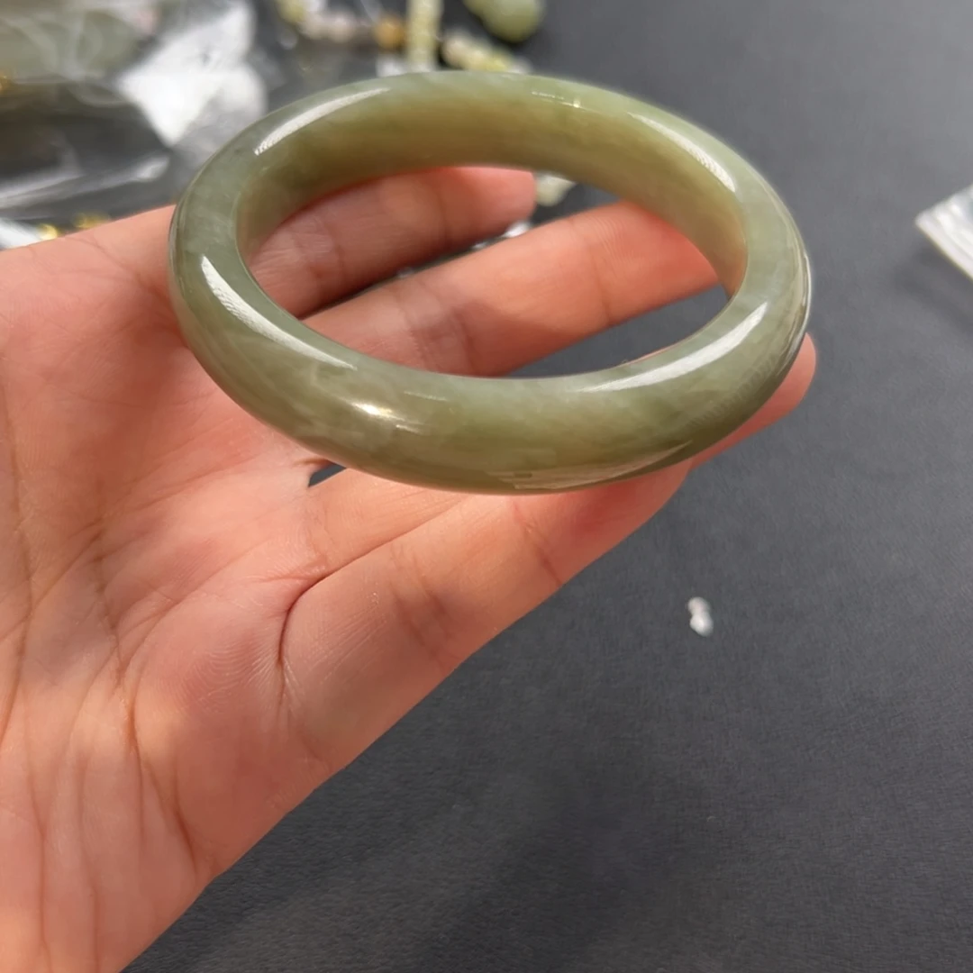 未镶嵌手镯和田玉58.8圈围563瑕
