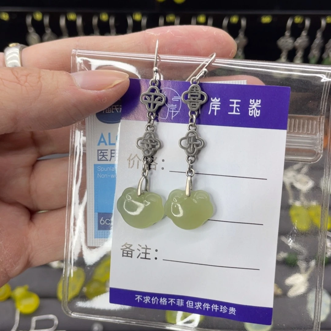 和田玉耳饰银S925镶嵌小**?