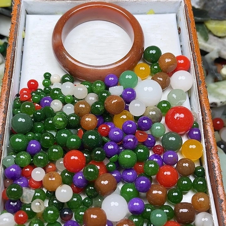 未镶嵌透闪石质玉珠宝奇石