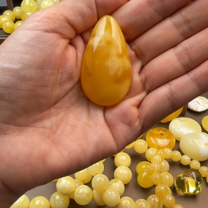 琥珀未镶嵌颈饰蜜蜡