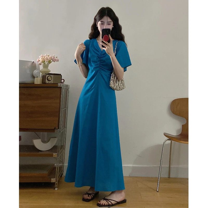 多巴胺孔雀蓝V领正肩连衣裙2025夏新款大码胖mm掐腰显瘦复古长裙