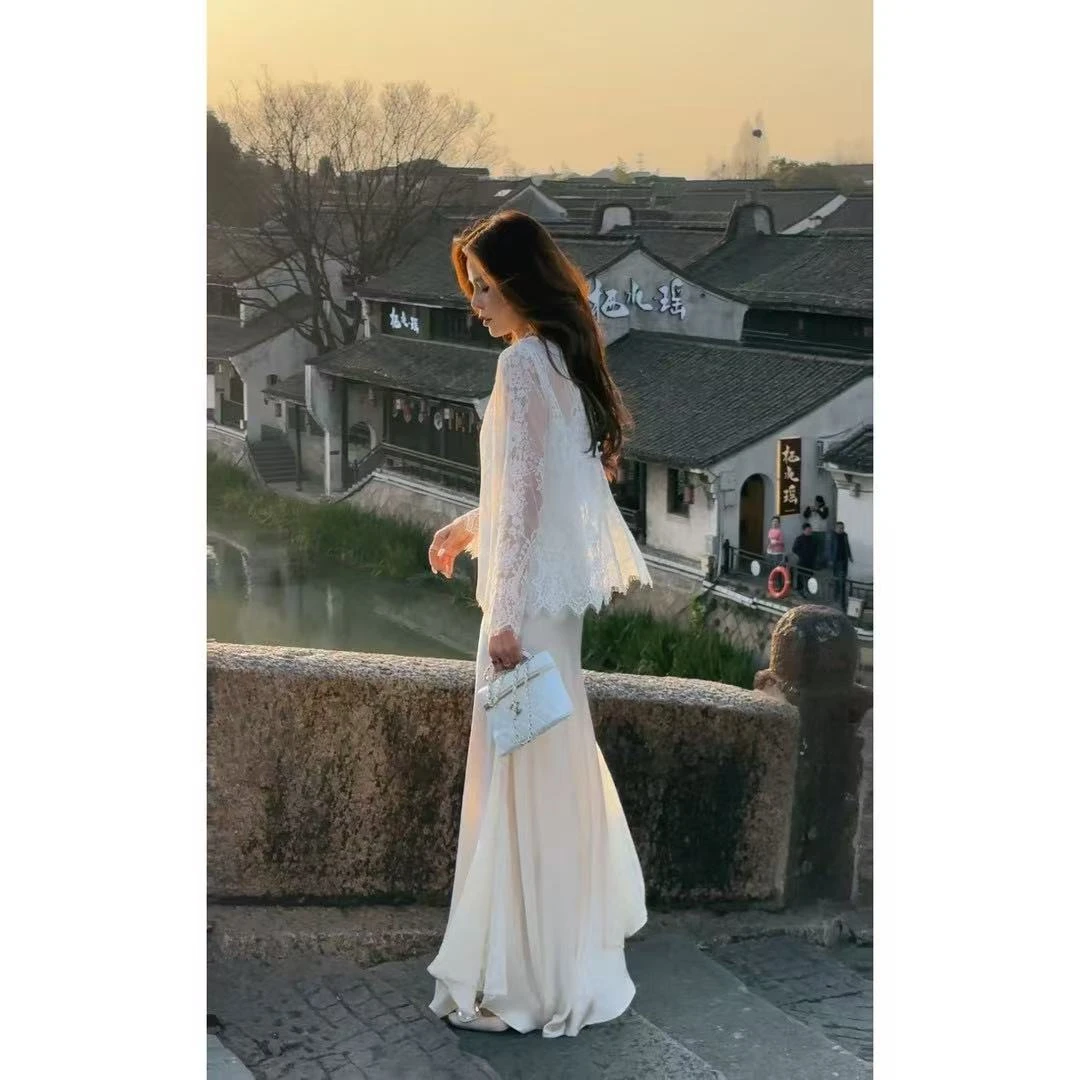 2025法式气质前后穿珍珠扣双层蕾丝花纹上衣+不规则拼接蕾丝半裙