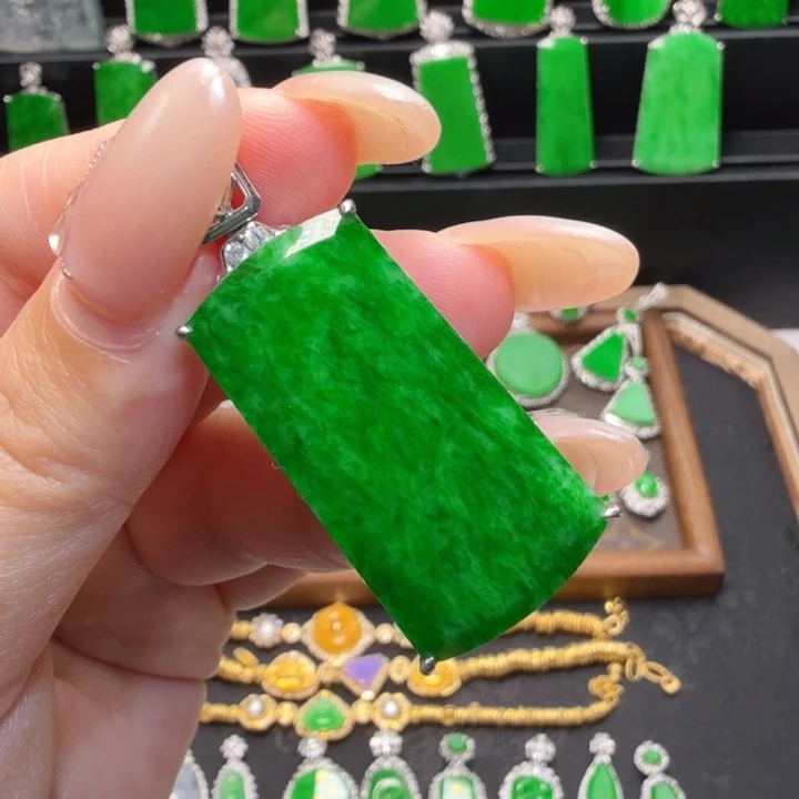 翡翠18K金镶嵌颈饰无事牌