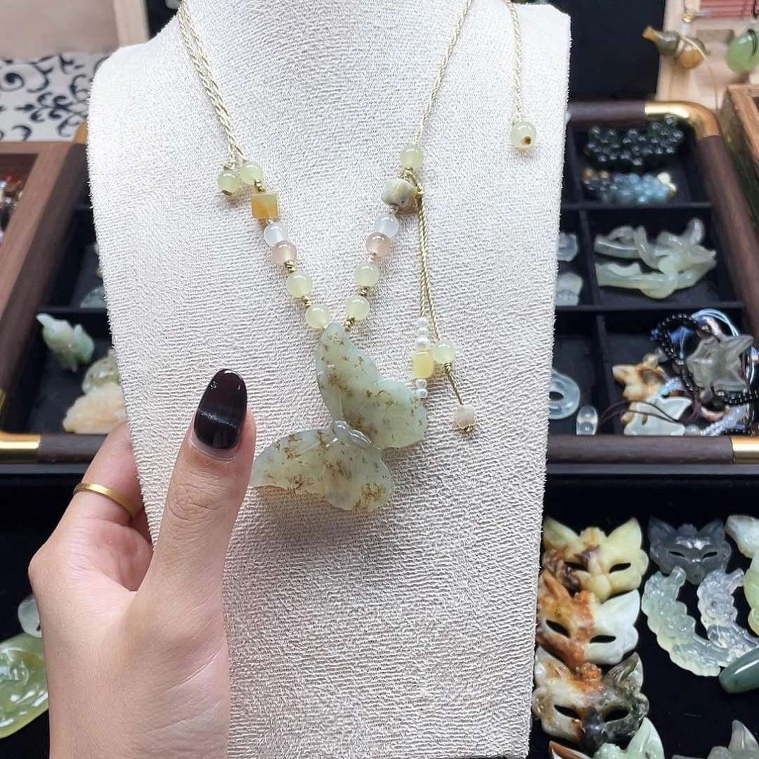 蛇纹石玉未镶嵌颈饰桂花糕蝴蝶