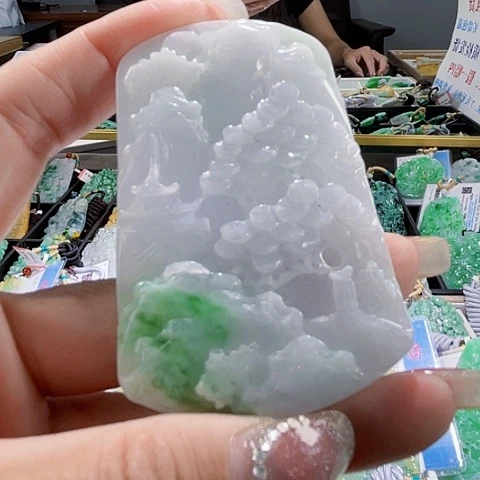 翡翠未镶嵌颈饰一个