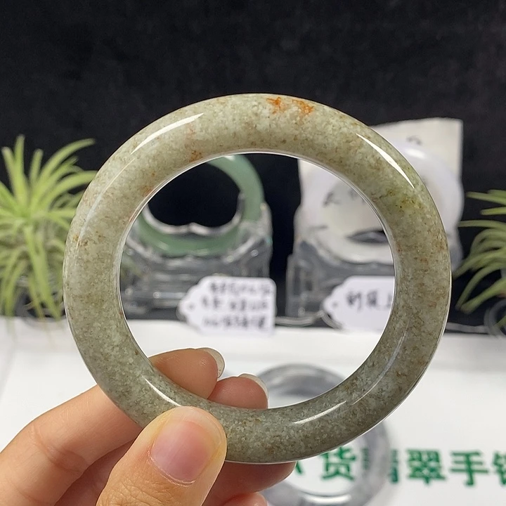未镶嵌手镯翡翠3号。 55.5圈。 水沫共生