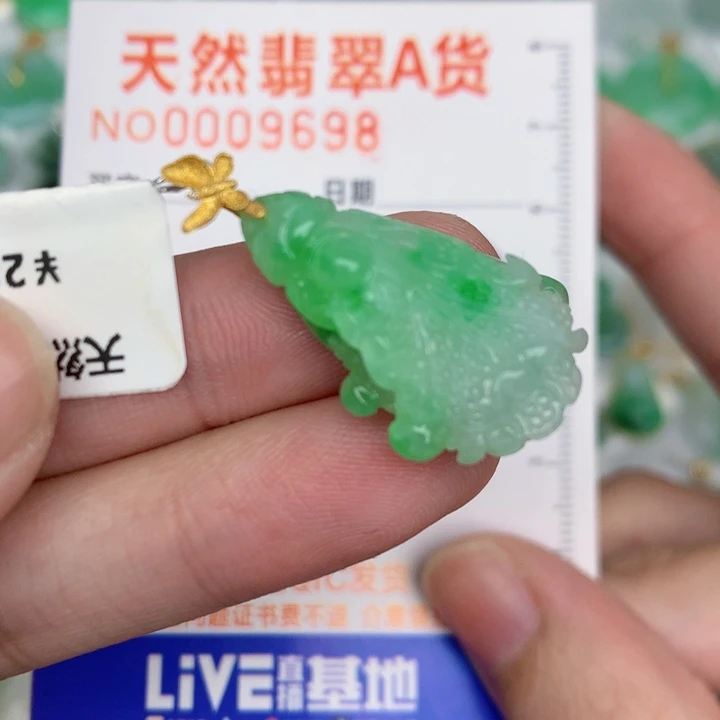 颈饰18K金镶嵌翡翠白菜