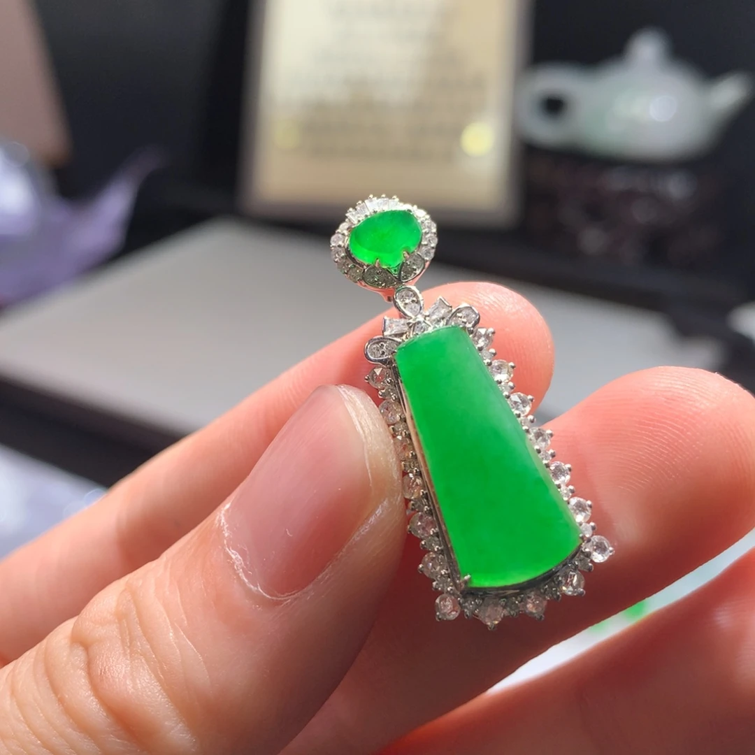 翡翠18K金镶嵌颈饰翡翠玉事牌吊坠