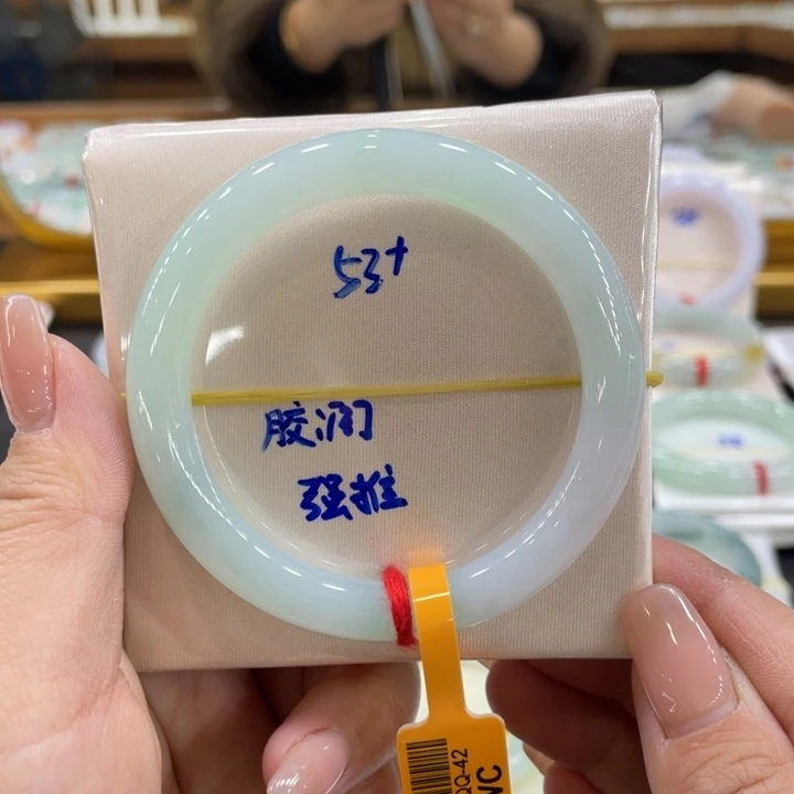 翡翠手镯未镶嵌翡翠