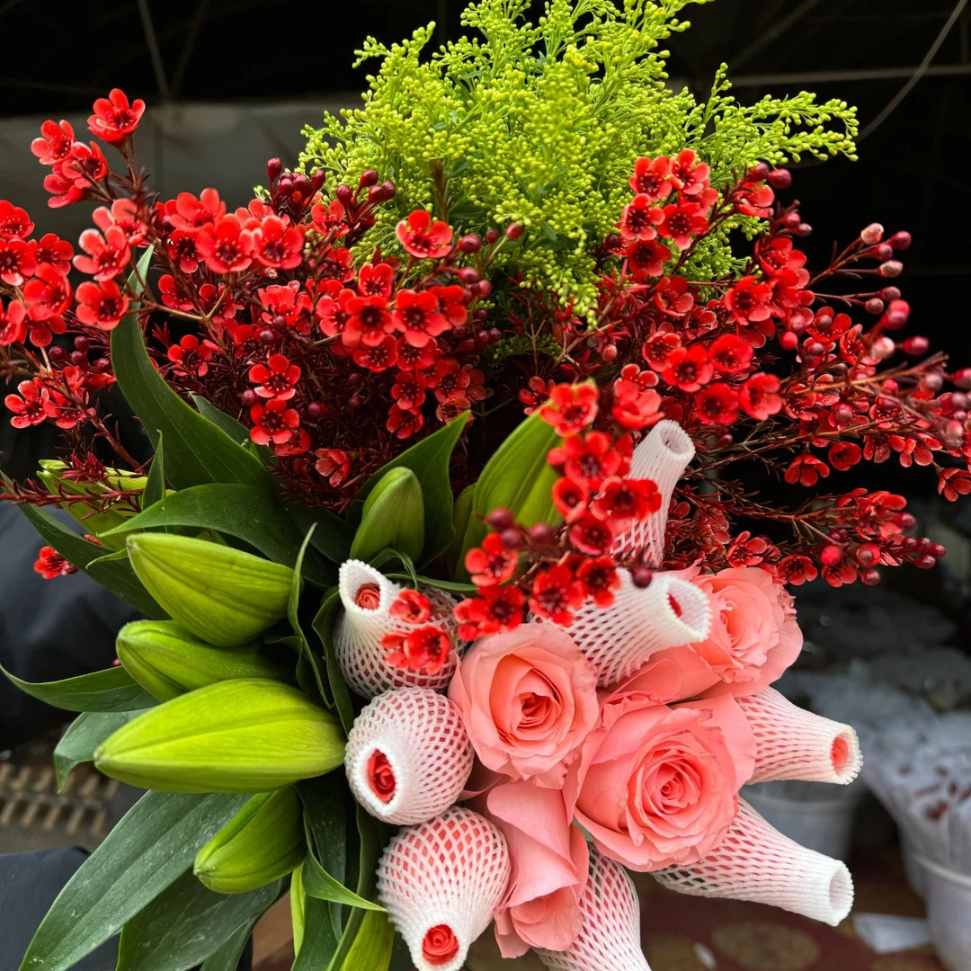 【喜来多鲜花甄选】玫瑰+香水百合+奥洲腊梅+配草+营养液年宵花家养