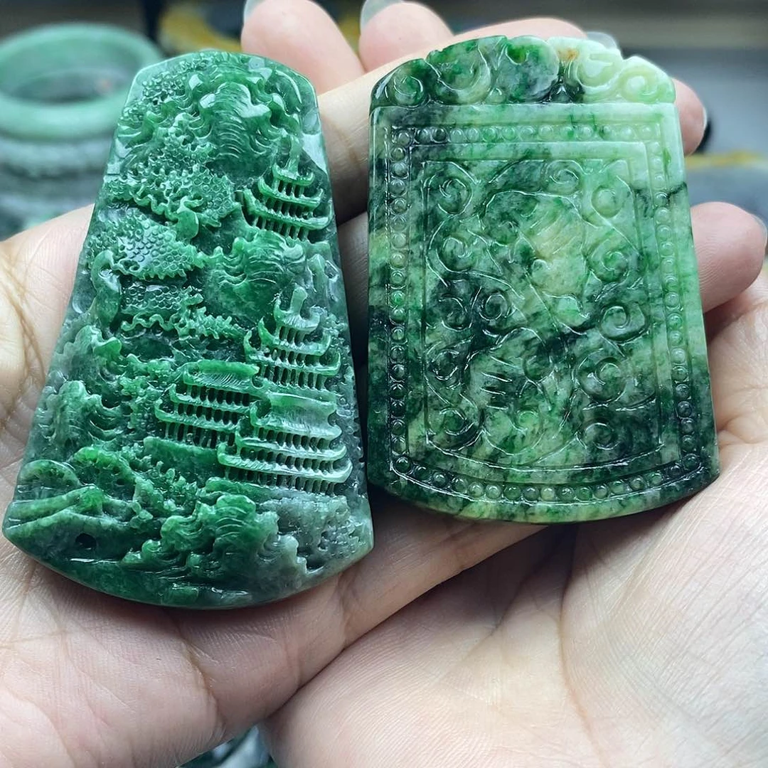 翡翠未镶嵌颈饰董*牌子