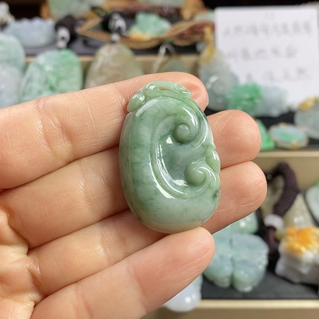 翡翠颈饰未镶嵌如意