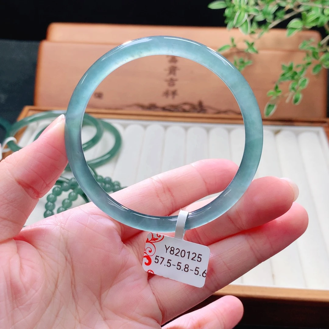 未镶嵌手镯（圆镯）翡翠