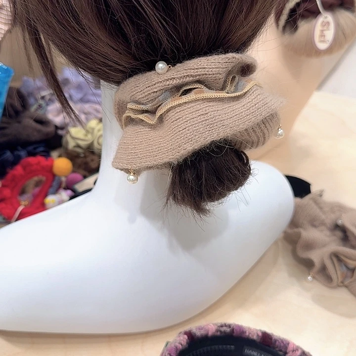 布艺非金属浅咖色格子珍珠发圈