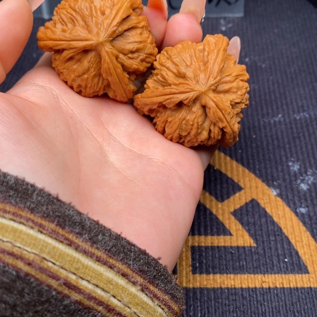 郑***者文玩核桃吊坠白狮子