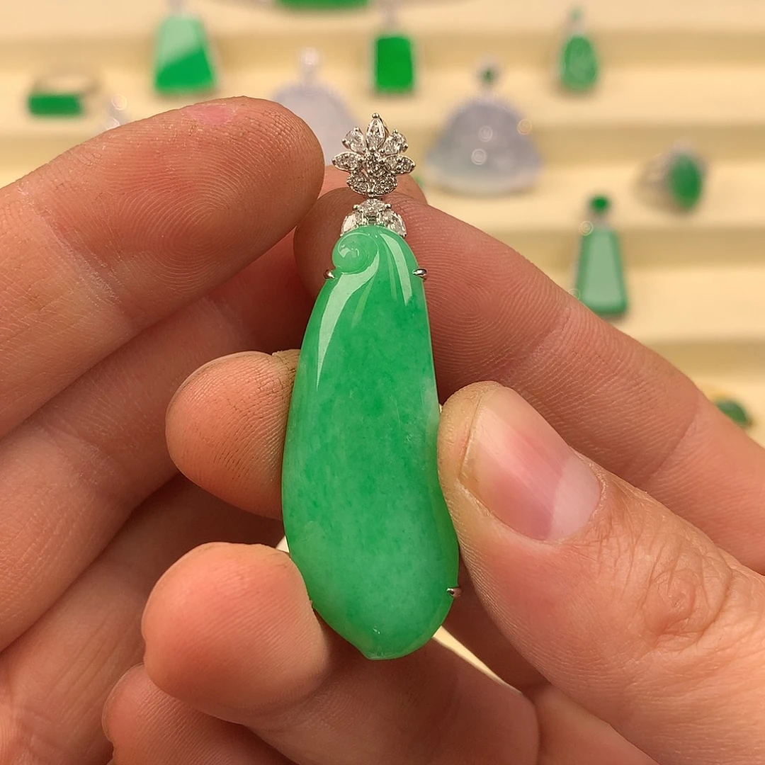 翡翠18K金镶嵌颈饰