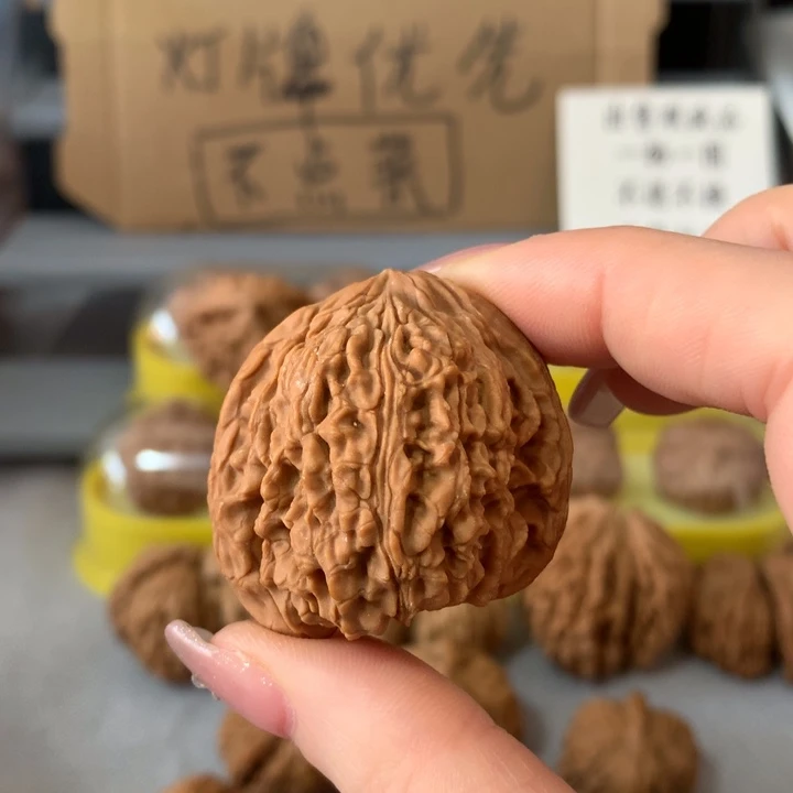 喝***天文玩核桃吊坠异形单只，有瑕疵