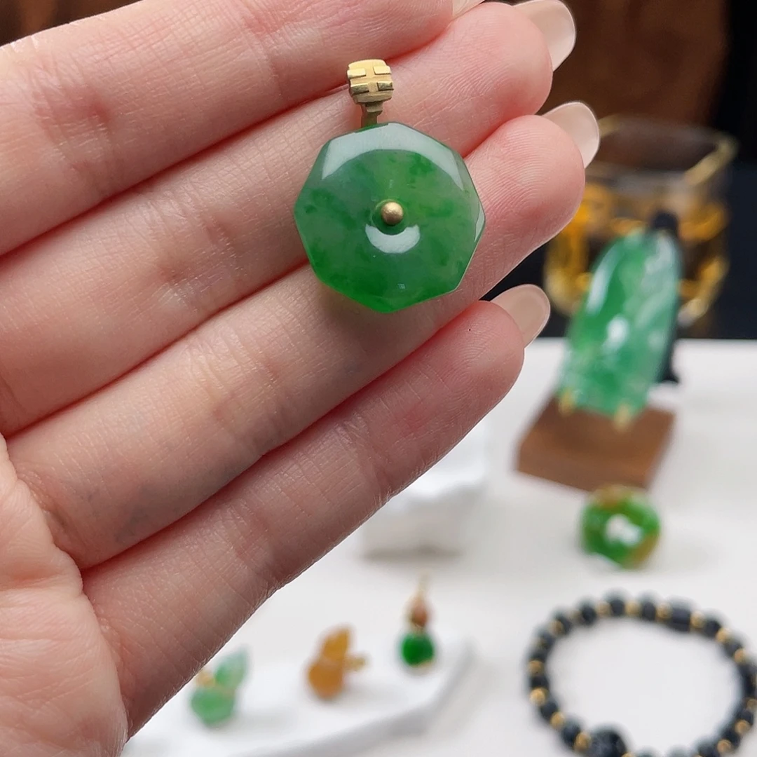 翡翠18K金镶嵌颈饰绿飘花平安扣